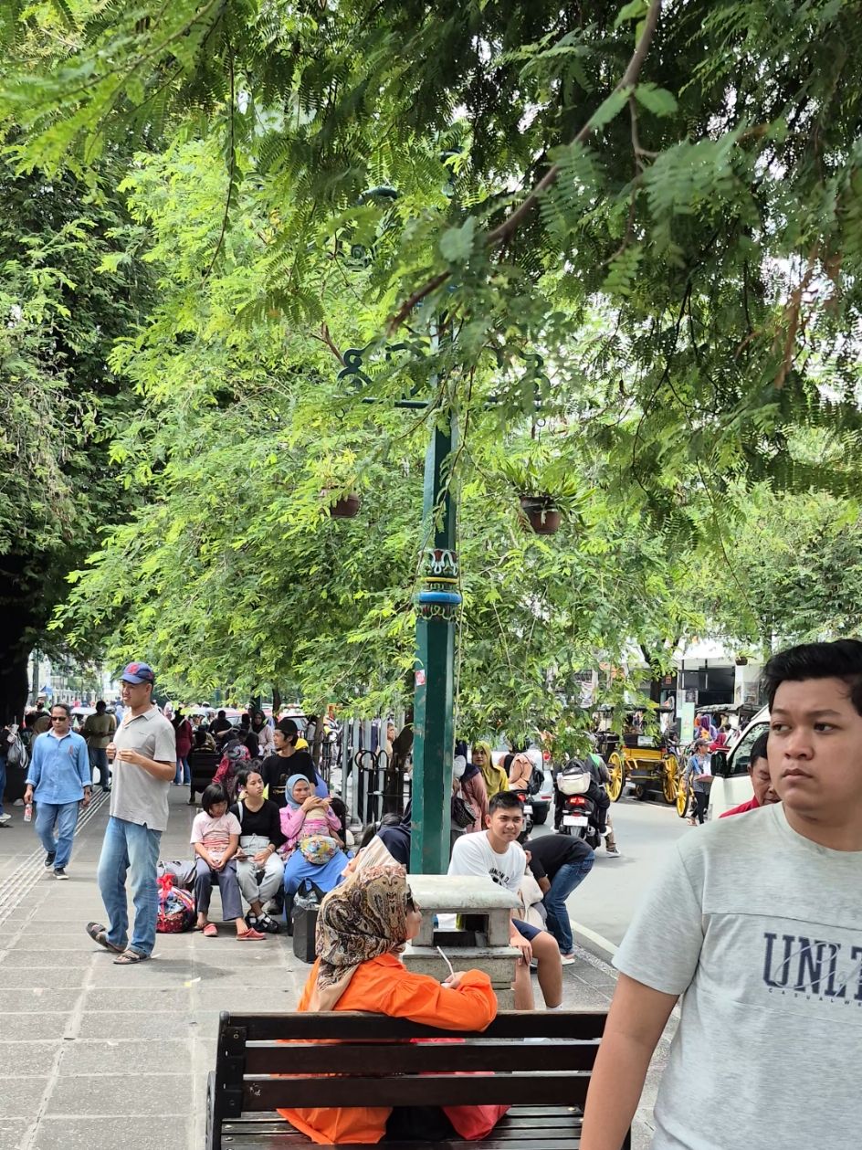Suasana siang hari di Jalan Malioboro Yogyakarta. Kalau ke Yogyakarta tapi belum ke Malioboro sama halnya dengan ke Bali tapi belum ke Pantai Kuta. #yogyakarta  #malioboro  #beautifuldestinations 