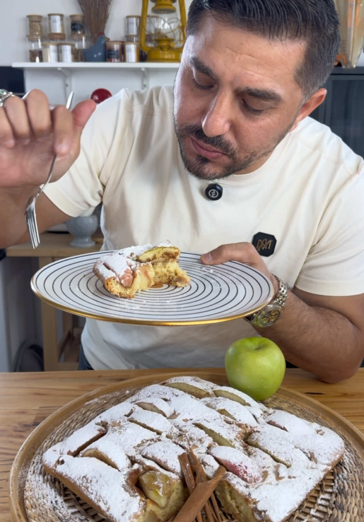 كيكة تفاح رهيبة جدا من الذ انواع الكيك اللي ممكن تاكلوه وصفة كيك من عالم اخر وصفة كعكة سريعه وسهلة ولذيذة جدا .. 130-جرام طحين 100-سكر/حسب الرغبة 4-بيضات 10-جرام بيكنج باودر/كيس واحد 1-ملعقة صغيرة فانيلا سائلة نصف ملعقة صغيرة ملح تفاح ثلاث حبات او اقل الشيف انور هو صاحب مطعم #دجاج_ابو_انور المتواجد في جنوب فلسطين رهط