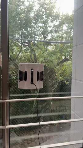 【ホボット】全自動窓掃除ロボット HOBOT-2S . もう手拭きには戻れない！ 全自動窓掃除ロボット . 本体を窓に貼り付けたら、再生ボタンをワンタッチするだけで 自動清掃がスタート！ . #biccamera #ビックカメラ #ロボット掃除 #窓ふき #大掃除 #便利グッズ #窓掃除 #便利家電