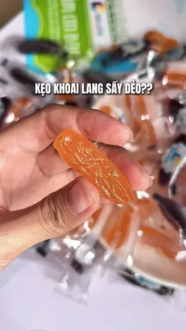 Ôi chỉ tưởng làm cái kẹo thành hình củ khoai lang sấy dẻo thôi, ai dè ăn nó sinh động dữ vậy, ăn giống khoai chứ 🤣 #keokhoailangsaydeo #Ancungtiktok #soholaan #tiktokfood #xuhuong #review 