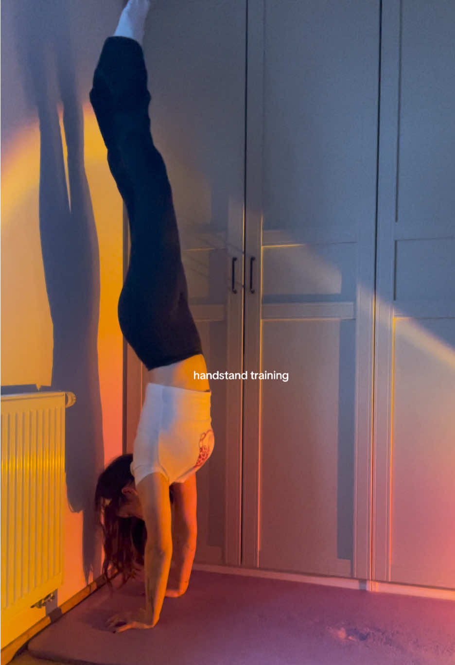#handstand #handstandtraining #calisthenics #coretraining #yogainspiration #yogagirl #sport 