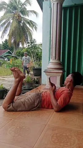 ngerjain orang sambil dengerin musik yang lagi trending#komedi #lucu #ngakak #soundpensildanpentol #fyp 