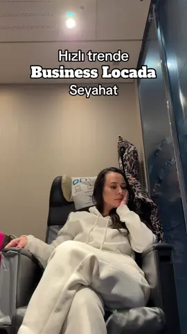 Ankara- İstanbul #hızlıtren hattında nihayet #businessloca bileti yakaladım. Kaliteli ve keyifli bir yolculuk oldu :) Her trende sadece 4 kişilik, 3 loca olduğu için bilet yakalamak kolay olmuyor. Ama şöyle 4 yakın arkadaş bi oda kapatsak değil İstanbul’a, Fizan’a gidilir :) Detayları video da anlatıyorum, o yüzden bi daha yazmıyorum:) öptüm 😘  #yht #seyahatönerisi #seyahat #tren 