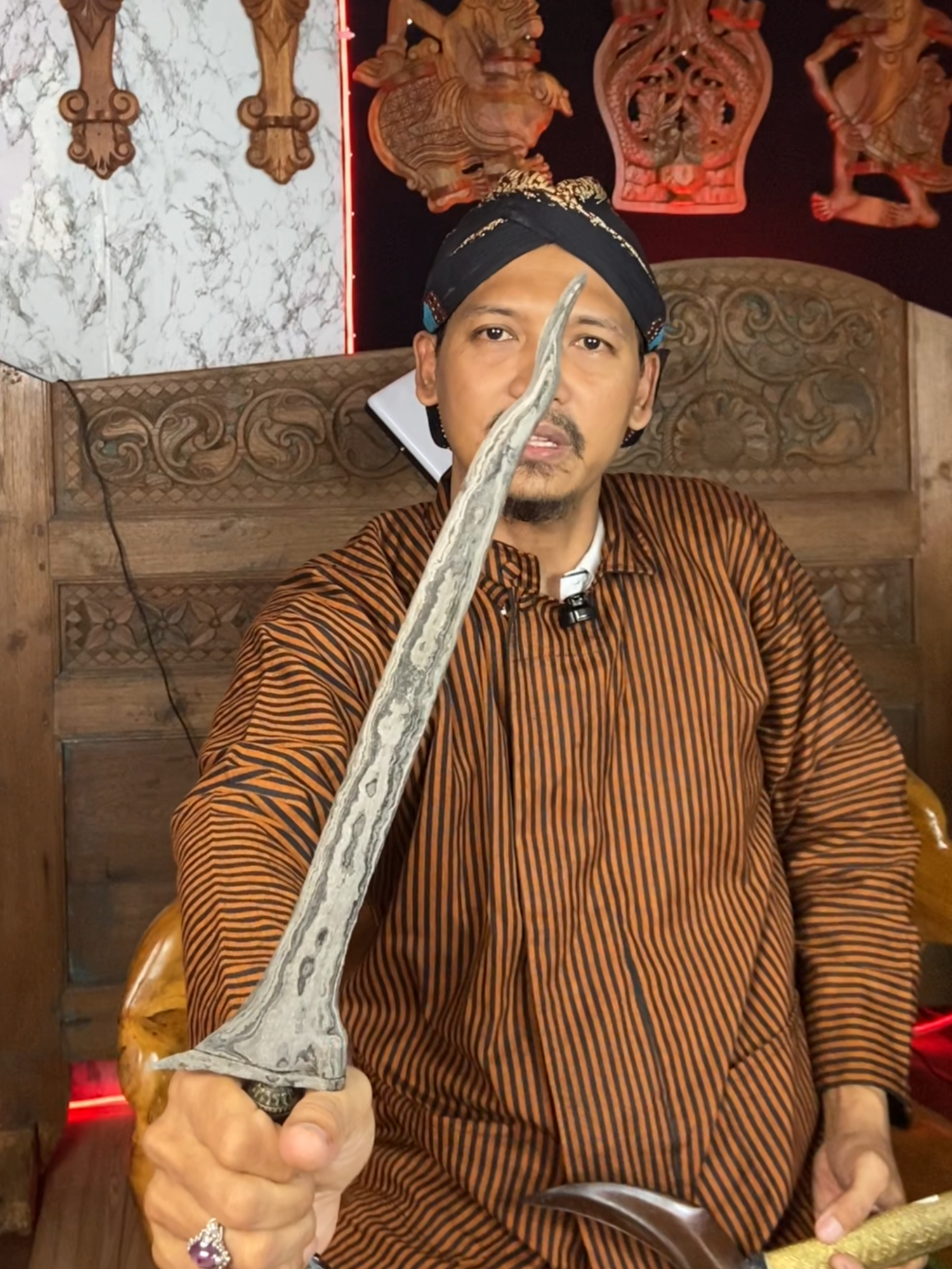 Keris dhapur Damar Murup, pamor Pendaringan Kebak, estimasi Madura Koso... Memiliki filosofi kerejekian yang bercahaya... Koleksi Warung Antik... #warungantik #keris #kerispusaka #pusakaindonesia #budaya #budayajawa #kerispusakaindonesia #kerisnusantara #kerismataram #kerisantik #keristuban #kerisraksasa #budayaindonesia #ethnic #pusaka #pusakanusantara #history #etnik #kuno #antik #majapahit #sriwijaya #medang #kerajaanmedang #medangkamulan #bethok #kadga #tilam #wedung #budha #buddha