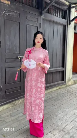 ĐẰM THẮM, DỊU DÀNG, THƯỚT THA💗👉 Áo dài cách tân đã trở thành một biểu tượng không chỉ của văn hóa mà còn là sự giao thoa giữa truyền thống và hiện đại trong thời trang🌸
