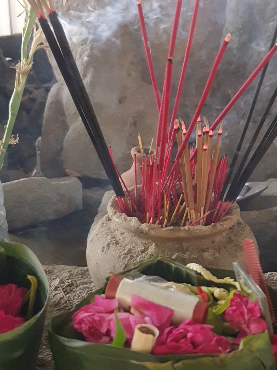 Hong wilaheng sekaring bawana langgeng Hong … Hong wilaheng awignam astu nama sidam luputa sarik lan sandi luputa dhandhaning pawong towang jagad Dewa Batara. Hyang Jagad Pramudita bawono langgeng.Suci Hyang Maha Suci sabdaning Hyang murbeng jagad, teguh ing paningal rineksa Hyang murbeng jagad, kinemulan sukma, hingawelasan dening Hyang murbeng jagad ………. Suradira jayaningrat, lebur dening pangastuti Jaya jya wijayanti, Rahayu kang suci lan luhur budi. #jowo #jowopride #jowopridee #jowostory #jawa #jawapride #jawastory #kejawen #kejawenan #wongjowo #wongjowoasli #wongjowoojoilangjowone #leluhur #leluhurjawa #situssejarah #situscalonarangkediri 