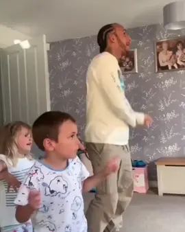 HAMILTON + FÉRIAS = ICÔNICO Lewis Hamilton curtindo as férias com os sobrinhos e arrasando na pista... de dança! 🎥: @‌PIAVET/X #F1 #F12024 #F1noGP #TikToknoGP
