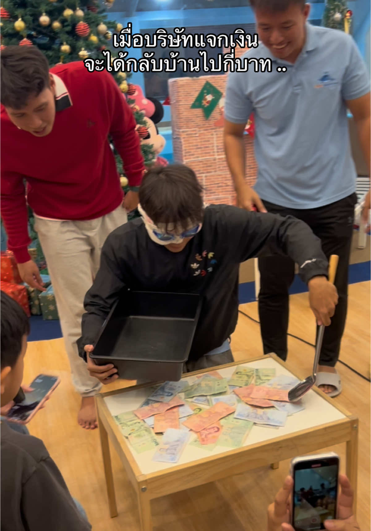 เมื่อบริษัทแจกเงิน คิดว่าจะได้กลับบ้านไปกี่บาท ?! #เกมปีใหม่ #งานเลี้ยงบริษัท #เกมแจกเงิน #งานเลี้ยงปีใหม่