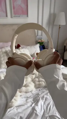 girly reset routine 🤍🎀🫧🎧 . . . #reset#routine#resetroutine#weekly#girly#cleaning#bedroom#bedroomreset#christmas#asmr 
