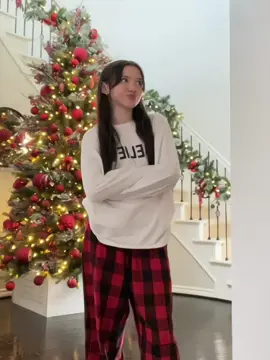 ᤐ ˖ ࣪ ➤ 𖥻 fancam da Violet McGraw ❄️⊹ ꒱┊sׄe թeꬶ𐐼r c𖦹۪ꬺeꬻȶe 