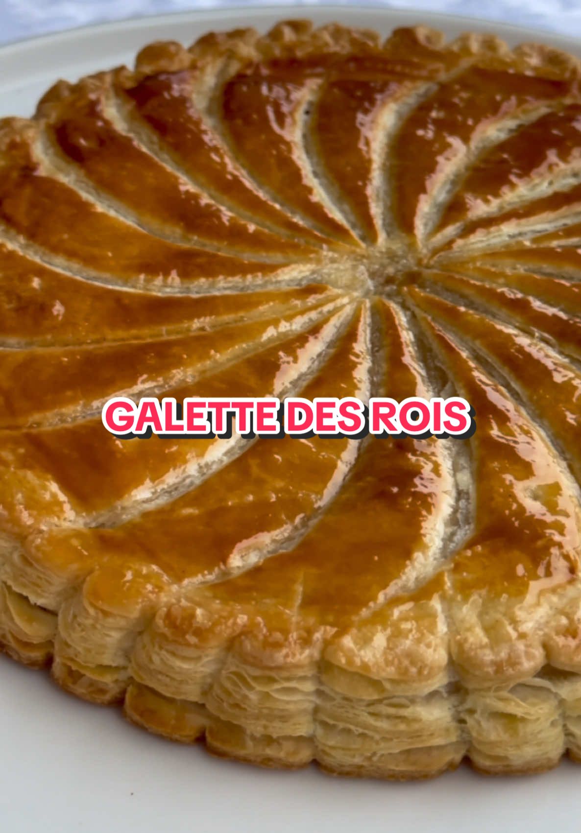 GALETTE DES ROIS FRANGIPANE 👑  Ingrédients pour 1 galette ;  GALETTE DES ROIS FRANGIPANE 👑  Ingrédients pour 1 galette ;  Creme d'amande : 80g beurre mou 50g sucre sucre 80g poudre d'amande 50g d'oeuf 1 gousse vanille 12g farine Creme patissiere : 125g de lait 5g de sucre dans le lait + 25g sucre 25g jaune d'oeuf  15g de maïzena  Recette crème pâtissière :  	1.	Chauffer le lait : Faites chauffer jusqu’à frémissement, puis retirez du feu. 	2.	Blanchir les jaunes : Fouettez jaunes d’œufs avec le sucre jusqu’à ce que le mélange blanchisse. 	3.	Incorporer la farine : Ajoutez la Maïzena, mélangez. 	4.	Ajouter le lait : Versez progressivement le lait chaud en fouettant pour éviter les grumeaux. 	5.	Cuire : Reversez dans la casserole, faites épaissir à feu moyen en fouettant sans arrêt (1 à 2 min après épaississement). 	6.	Refroidir : Transférez dans un récipient, filmez au contact, laissez refroidir. #recette #galettedesrois #galette #frangipane #recette #galettedesrois #galette #frangipane 