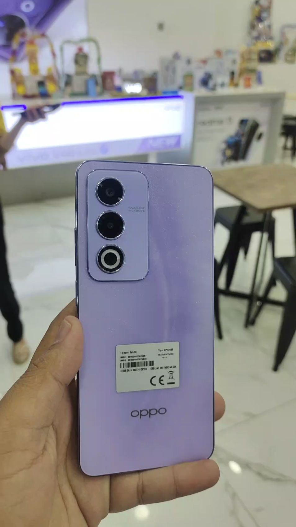 Oppo A3pro kamera utama 50 MP kamera depan 5 mp Vivo v40 lite kamera utama 50 MP kamera depan 34 MP kalau yg suka Poto