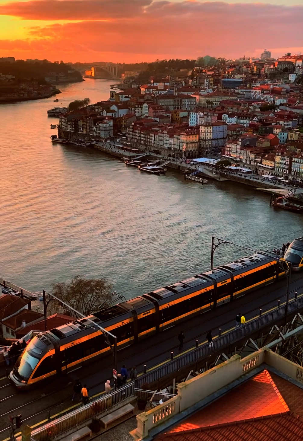 📍 Porto, Portugal 🇵🇹  📌 Serra do Pilar Un endroit magique pour admirer les plus beaux couchers de soleil…  #sunsets #sunsetlover #porto #portugal🇵🇹 #travel #traveltiktok #portuguese #quefaireaporto #voyage #trip #viral_video #fyp #visitportugal #visitporto #portugalviral #traveling #traveltok #voyageursdumonde #gaia #voyagerpascher #bonplanvoyage #travelling #explore 