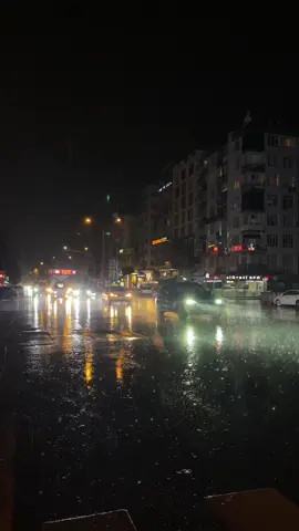 'هي مجرد تفاصيل،، لكنها تأخذنا إلى عالم آخر ' .. 🖤🌧️ #مرسين #فولو_لحسابي🌚👍🏼 #ريلز #مطر #شتاء #سوريا #وسط_الشوارع #اليسا 