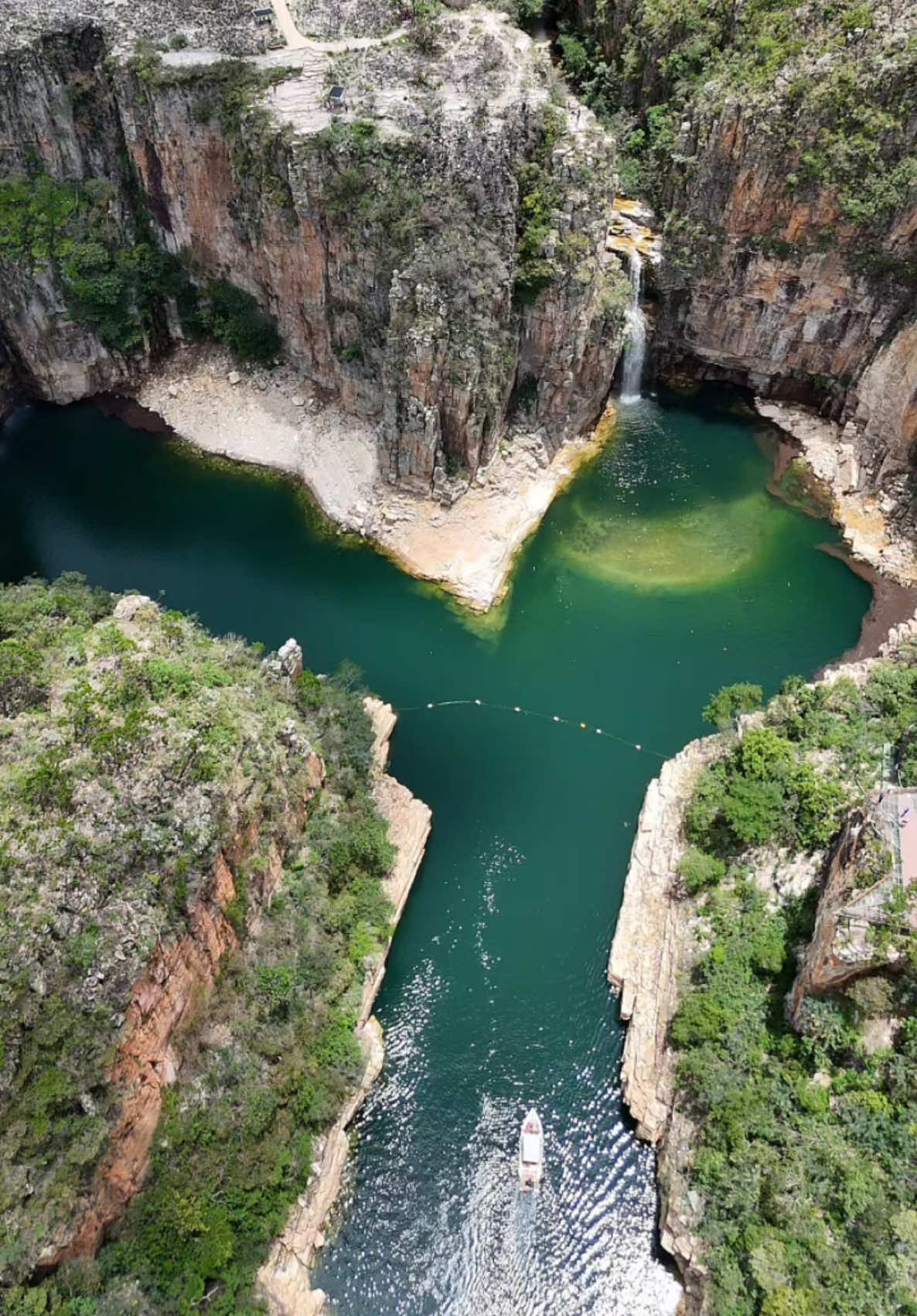 Mirante dos Canyons - Capitólio/MG  ———————————————- #capitolio #capitoliomg #lugaresincriveis #serradacanastra #cachoeirasdobrasil #capitoliopasseios #passeioscapitolio #brasil #minasgerais 