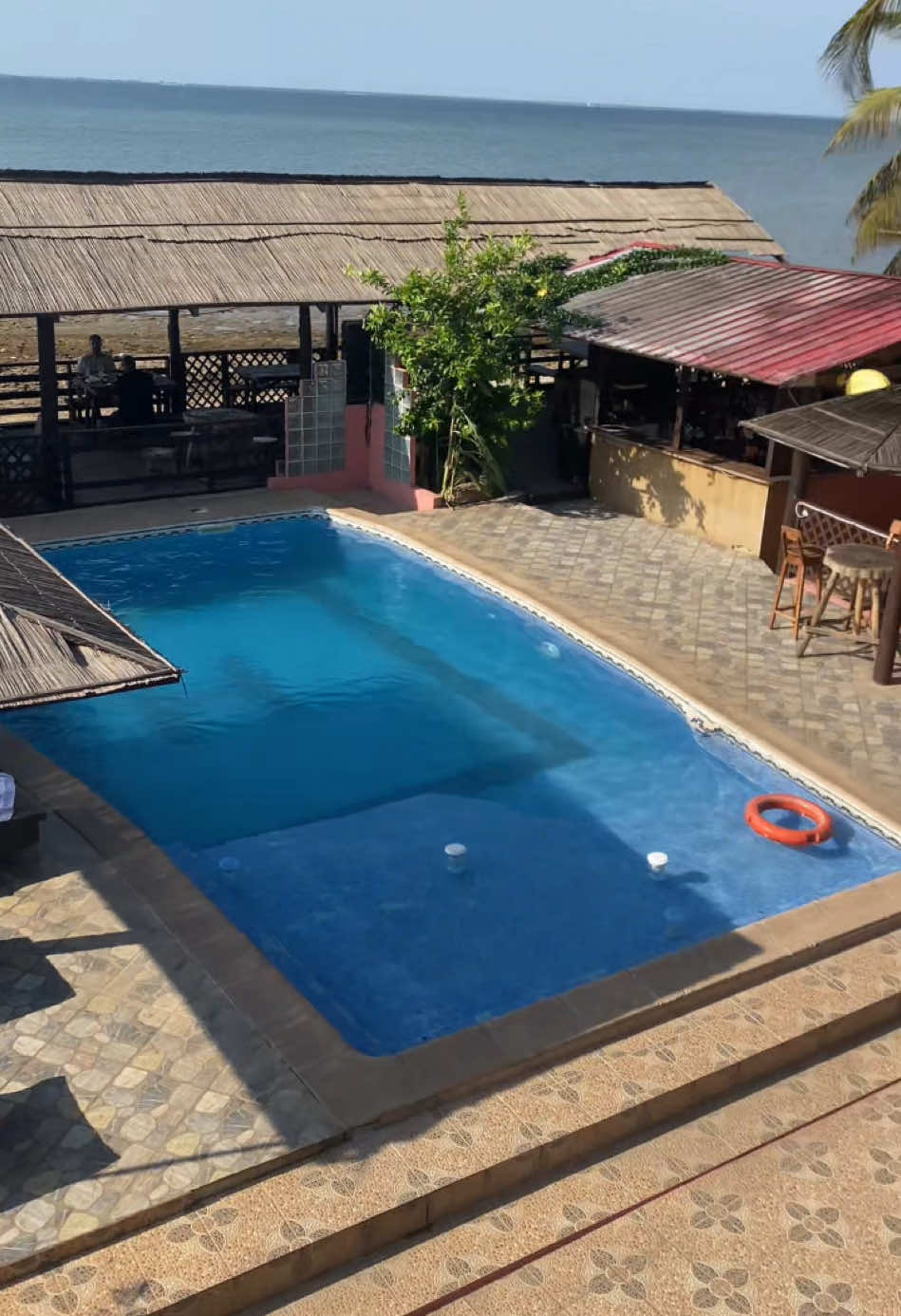 Viver a vida é encontrar alegria nas pequenas coisas do dia a dia e valorizar cada momento como único. #explorers #Lifestyle #angola #piscina #ramiros #luanda #portugal #mocambique #brasil #peixe #mufete #resort #restaurante #almoco 