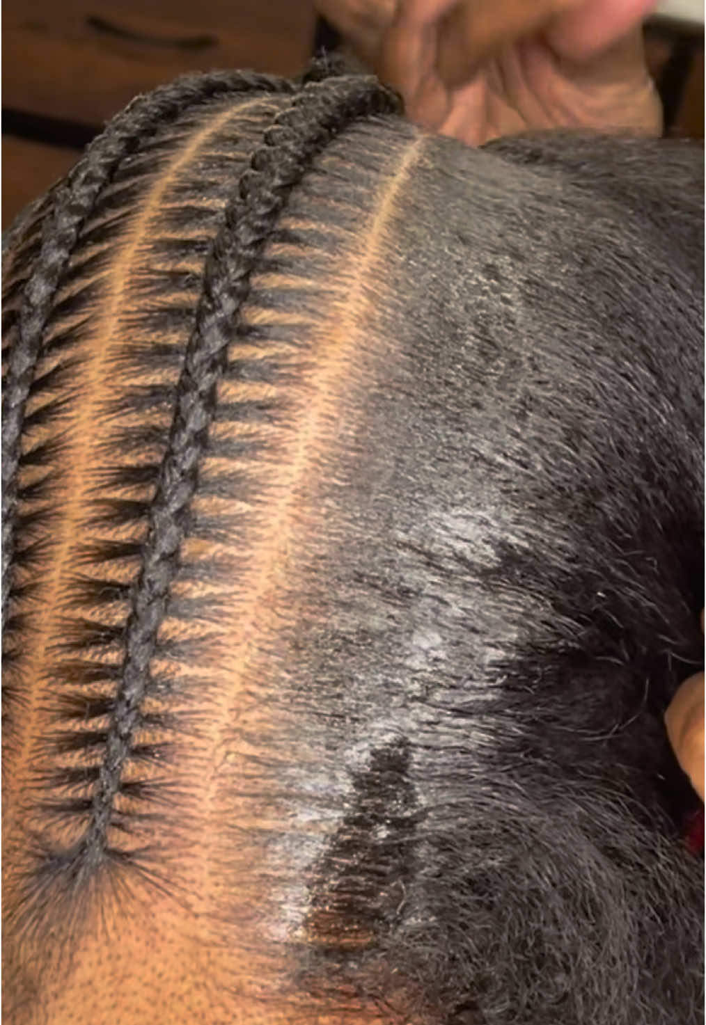 The texture of a product makes a huge difference. I'll teach more on this soon #Staytuned 🎯 #fypシ゚viral🖤tiktok #braidstutorial #braid #braidersontiktok #braider #braidstyles #stickyicky #stitch #fypシ゚viral #fypシ #braids #stitchbraids #edgesonfleek Click the link to use code: RSTYLES10
