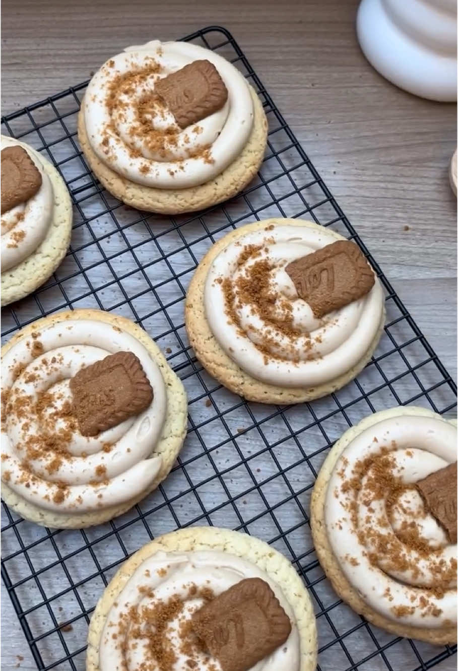 Cookies Crocante LÓTUS  Massa de COOKIES: • 115g de manteiga derretida • 150g de açúcar mascavo • 1 ovo (temperatura ambiente) • 1 colher de sopa de amido de milho • 3/4 colher de chá de fermento em pó • 180g de farinha Cobertura: • 200g de mascarpone ou cream cheese • 70 g de açúcar de confeiteiro • 2 colheres de sopa de creme de biscoito de lótus (derretido) • 120 g de creme de leite Para a cobertura misture todos os ingredientes até atingir a textura de bico.  Essa receita criei especialmente para quem ama crocancia e cremosidade 🤩 E se você quer aprender como faturar com brownies e cookies da cozinha da sua casa mesmo começando do zero, clique no link da Bio 📲 #cookies #confeitariaartesanal #mulherempreendedora #rendaextra #confeitaria 