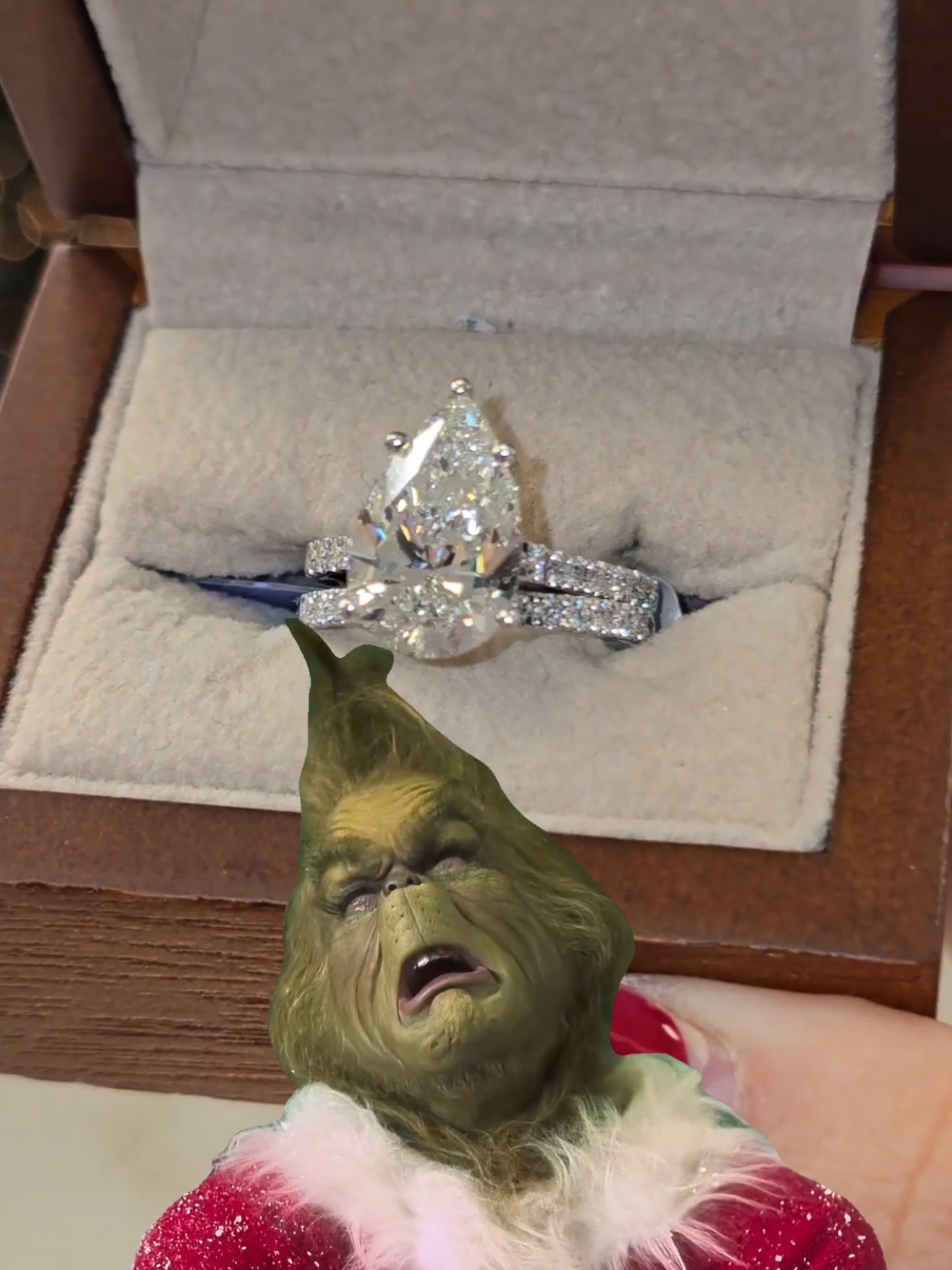 @TAMAYOS THE BIG STORE @TAMAYOS FABRICA DE ORO @TAMAYOS THE BIG STORE @tamayoshoustonoficial #tamayos #oro #gold #anillo #ring #diamond #labdiamond #thegrinch #grinch #navidad #chrsitmas 