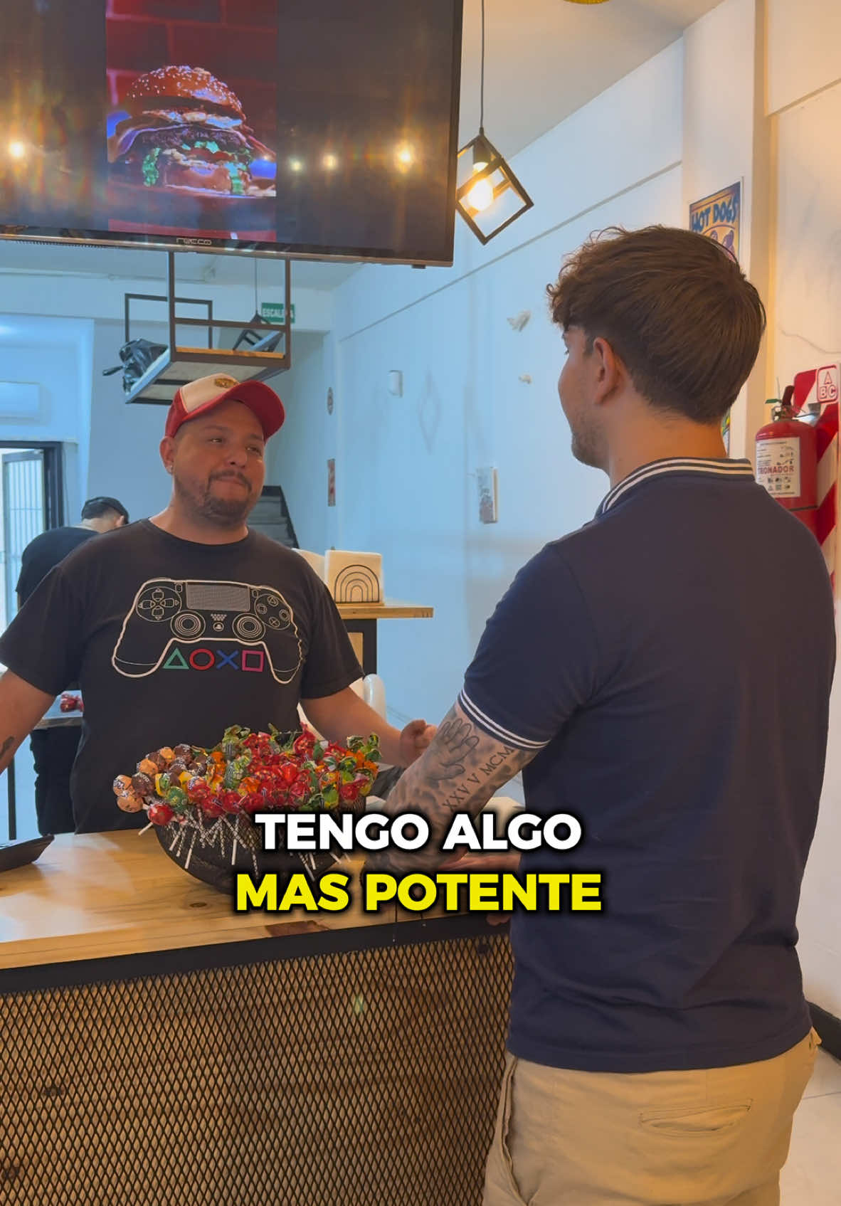 ‼️ EL PEPITO MÁS GRANDE DE BUENOS AIRES  📍 Dirección: Rodríguez Peña 1034 - Barrio Norte Bienvenidos a @tequerock.ar un #FastFood de comida venezolana increíble 😊. Todo es enorme, así que tené cuidado a la hora de pedir 😮 Acá venden el #Pepito ($14000) más grande de #BuenosAires, una delicia de 30cm de largo con Carne y Pollo desmenuzado, lechuga 🥬, tomate 🍅, jamón, queso, #panceta, #papaspay 🍟 y muchas salsitas También hay #Hamburguesas ($9000) y son enormes, la que pedimos trae Carne 🥩 desmenuzada, #HuevoFrito 🍳, Jamn, queso 🧀, panceta 🥓, repollo, tomate, lechuga 🥬 , papas pay y salsas Obviamente no pueden faltar los #Tequeños 🧀 ($5000), ellos producen los suyos y también podes comprarlos para llevar. Para tomar hay Rekolita, una gaseosa venezolana hecha en Argentina 🇦🇷 y la clásica Malta, que la amas o la odias. Si te gustó el video, dale me gusta 👍 , mándaselo a un amigo ✈️ y seguime para conocer mas lugares como este 