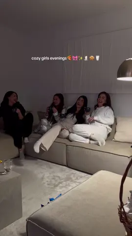 Night ins oder Night outs?🍪🎀🤍 #girlsnight #cozyevenings #winter #girlsevening #makeup #beauty #girlie #filmabend #pyjamaparty #colorparty #aesthetic #mädelsabend #witervibes