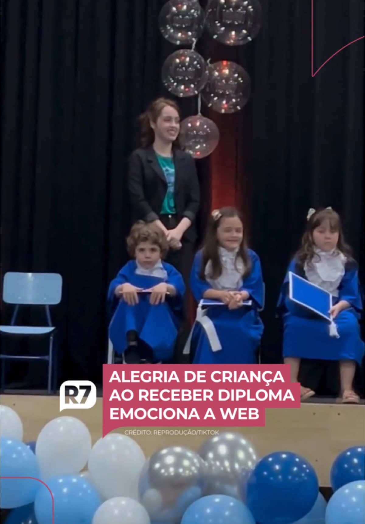 Formaturas são eventos que devem ser muito comemorados, e o pequeno Antônio levou isso bem a sério! 🎓 Quando foi chamado para receber o diploma na cerimônia de conclusão da pré-escola, o menino levantou todo animado, até esquecendo o capelo, e foi até a professora. Mas o que conquistou mesmo a web foi quando Antônio voltou para a cadeira, dançando e exibindo o canudo para toda a plateia. 🥰 Assista!  ➡️ Veja mais em R7.com/vivaavida. O link está na bio. #PortalR7 #R7 (🎥: Reprodução/Instagram/denizanziliero)
