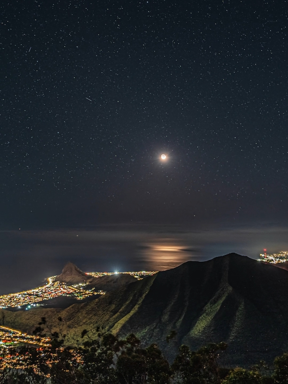 Moonset 🌙 in the busy night sky 🌌 from West O'ahu, Hawai'i 🌴  ⏳ 5/29/24 📷 Sony a7iii and 20mm 1.8 ⚙️ 1000 shots at 4s, f/2.2, ISO 640 #moonset #stargazing #nightsky #hawaiitiktok 