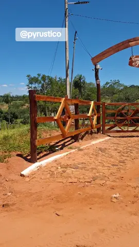 Entrada completa, porton con letrero y muralla con dibujos de maderas. no te quedes sin la tuya. Consulta 0981 192063  Puede ver más trabajos en Facebook y Instagram como @pyrustico 