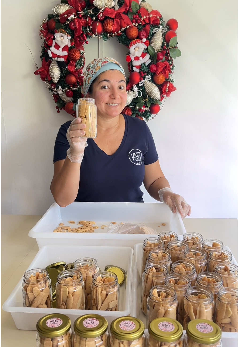 Você sabia que Toda personalização de kits, exigem vários processos: Tiro o panetone da embalagem original e embalo no celofane com fita. Os vidros já higienizados, recebem os pétit four amanteigados língua de gato que derretem na boca e farão composição com o mini kit de Natal  A embalagem para montagem é a caixa de acrílico, desembalo todas e higienizo, Alexandre corta os papéis para forrar cada uma delas e adesiva, seguimos para a montagem. Os mini kits são rápidos de fazer, práticos de montar e fáceis de vender. E o melhor, eles podem ser vendidos o ano todo.  Finalizo a embalagem com laço de fita de cetim e organizo para seguir para entrega.  Você quer aumentar suas vendas digite nos comentários Mini Kits #kathcestas #minikits #cestas #cafedamanha #escola 