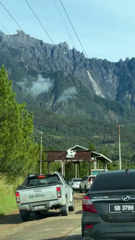 one of the best scenery of mount kinabalu from Desa dairy Farm kundasang.. #pakejgroundsabah #tripkundasang #healing #sabahtraveller #kundasang #punggawatravel  any inquiries just chat the Ni at my Bio✌️