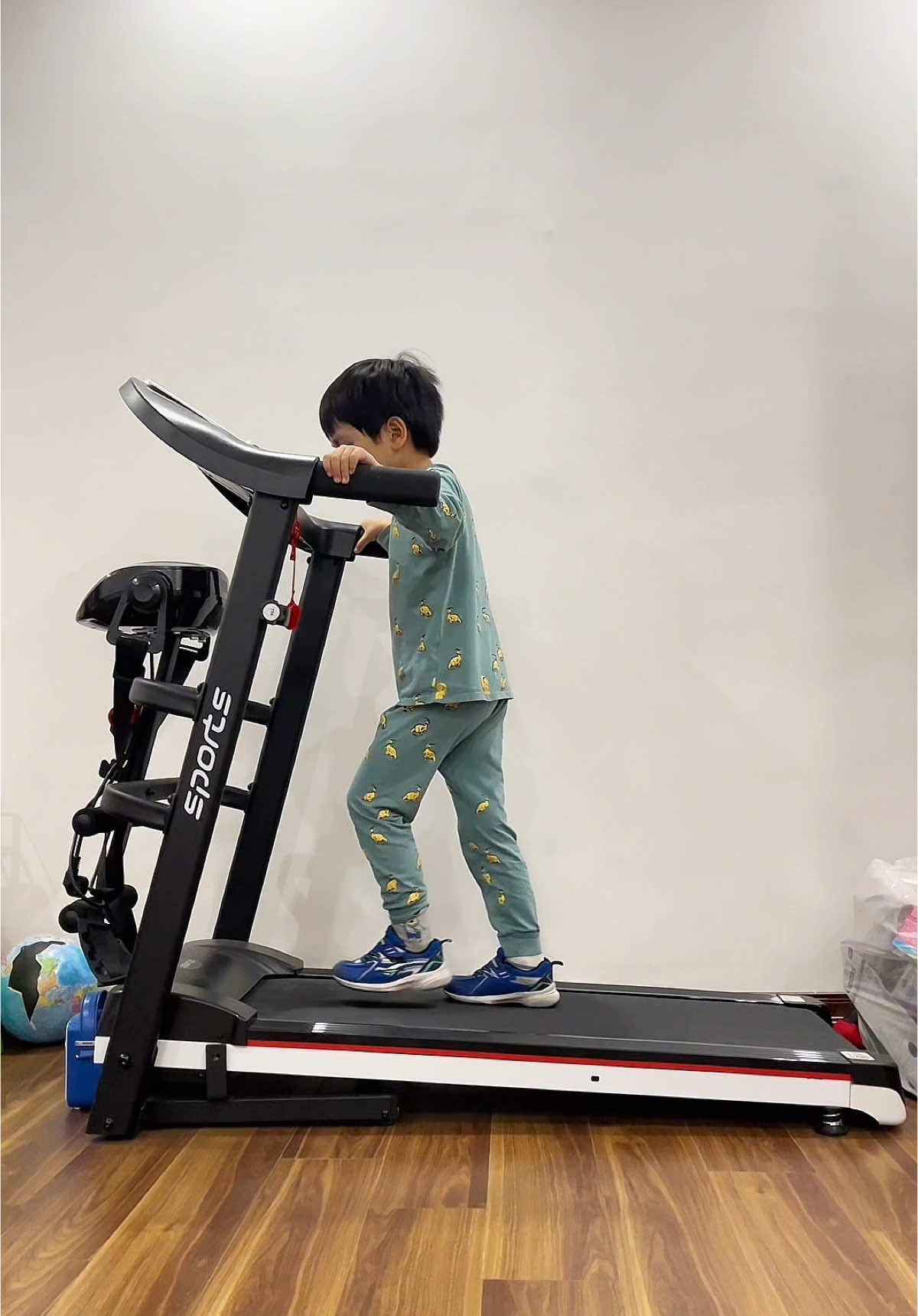 Mẹ không chạy thì con chạy cũng được các bác nhỉ?. Phải tận dụng tối đa em máy chạy, hơn 4 củ mà trông xịn xò phết nh.ư ngoài phòng tập loại mười mấy củ 🥹#xuhuong #xuhuongtiktok #maychaybo #maychaybotainha #taptheductainha 