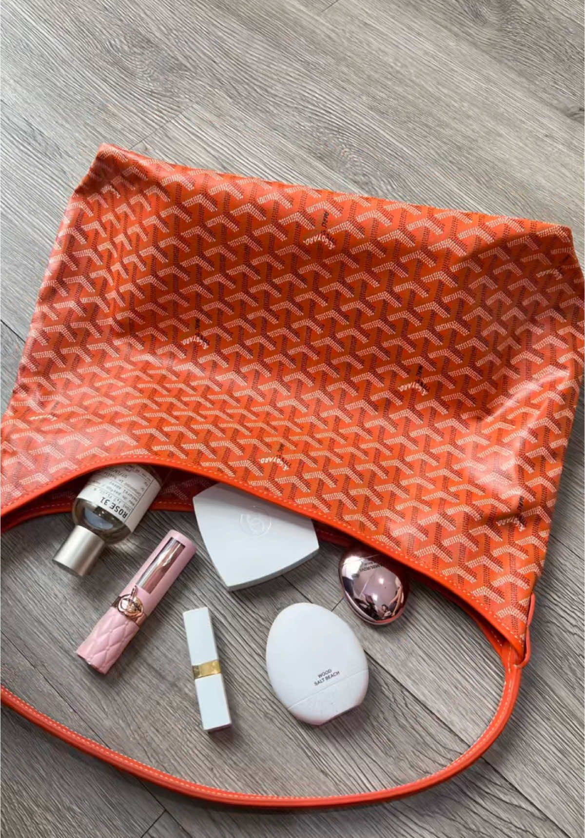 Whats in my hobo bag 🧡🌷 #goyard #bag #whatsinmybag #girls #hobo #boheme 