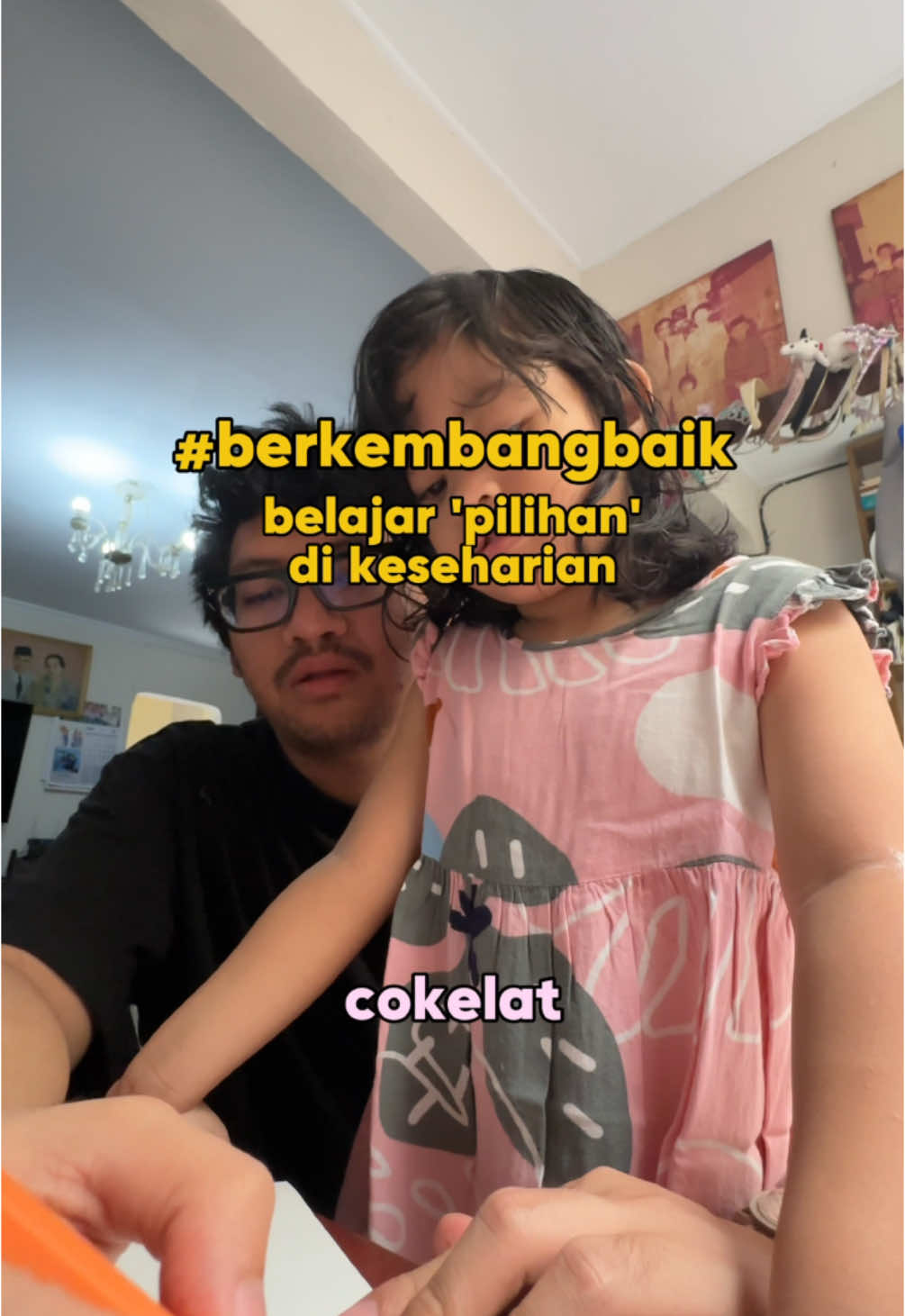 Belajar bikin pilihan, Biar gak banyak kesalahan di masa depan 👍 Ada banyak kegiatan dan mainan, tapi yang paling kami suka itu belanja di swalayan 😂, Intinya ajak anak untuk kenal dengan perencanaan, pertimbangan keputusan, dan konsekuensi pilihan. Meskipun rasanya sulit, kalau bisa, jangan selalu dimanjakan 🙏 #berkembangbaik #bapakanak #parentsoftiktok 