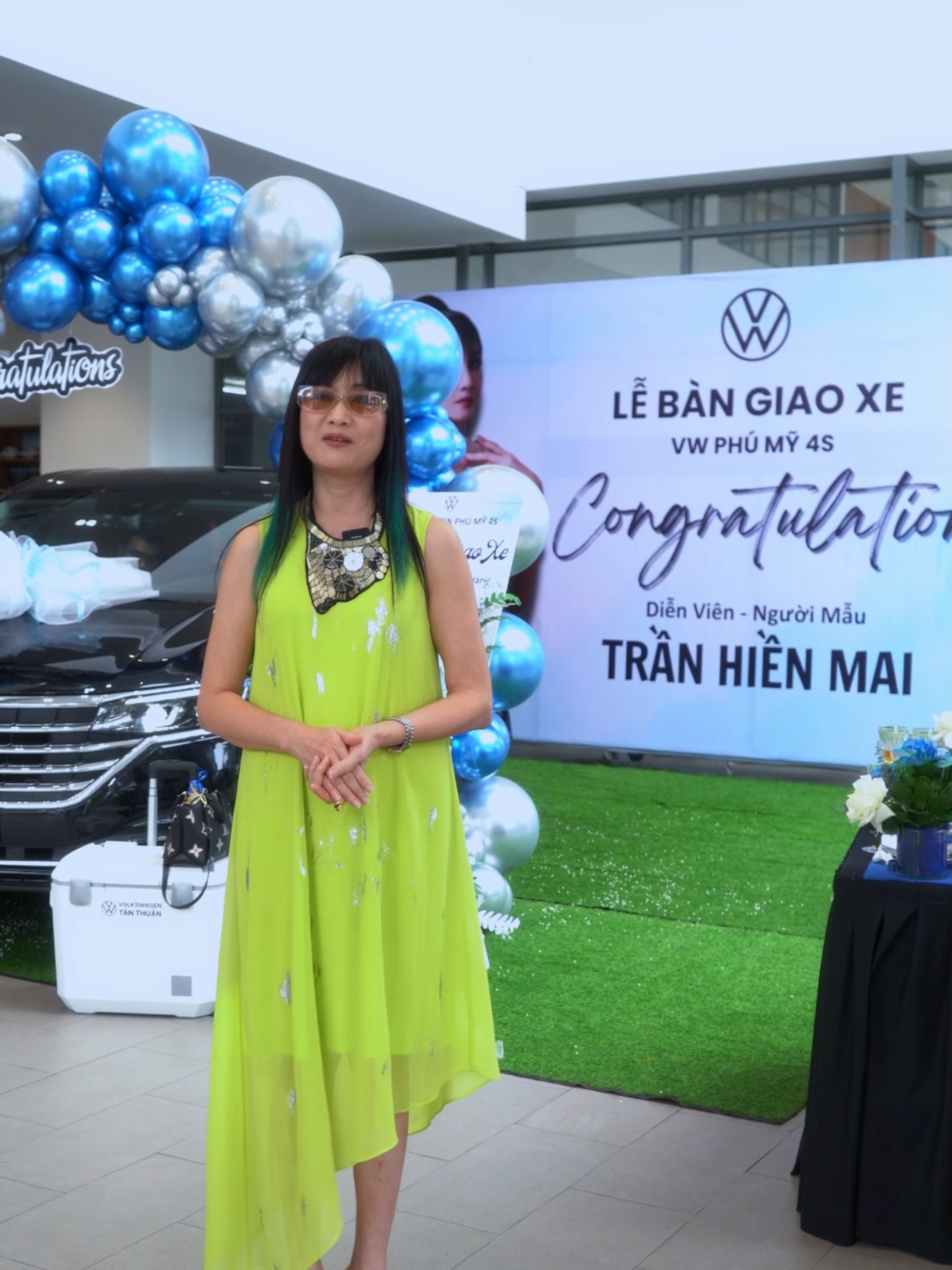 Volkswagen cảm ơn Quý khách hàng – Diễn viên Hiền Mai đã tin tưởng và lựa chọn dòng xe Viloran cho gia đình của mình. Volkswagen kính chúc Quý khách hàng và gia đình sẽ có những chuyến hành trình đầy thú vị cùng Viloran! #viloran #volkswagenvietnam #vwvietnam #vw #volkswagen