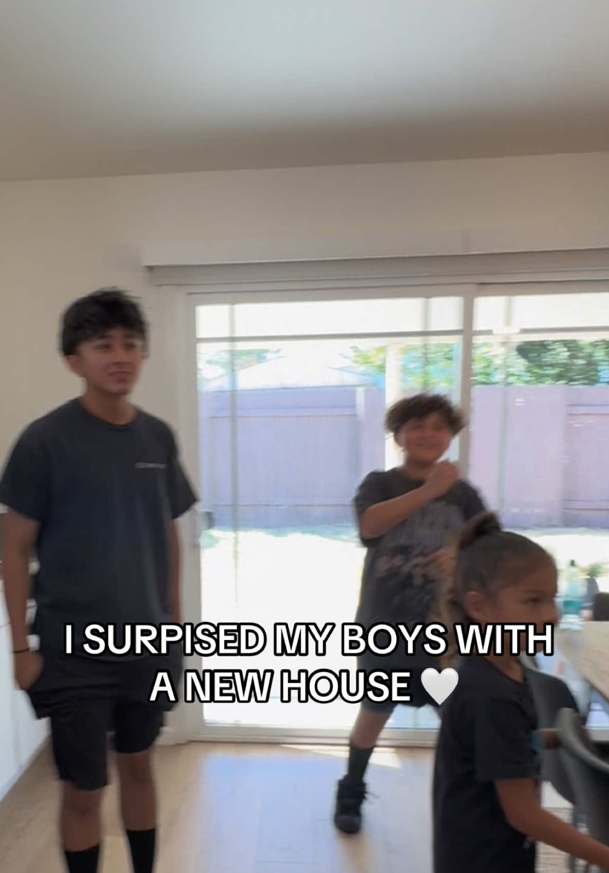 I surprised my boys with a new house. being a single mom hasn’t been easy but God has bless me in so many ways 🤍🙏 gracias diosito por tus bendiciones. Les pude comprar una casita a mis nenes 🤍🙏 #foryourpage #blessed #surprise #singlemom #foryoupage #viralvideo #paratii #realestate #