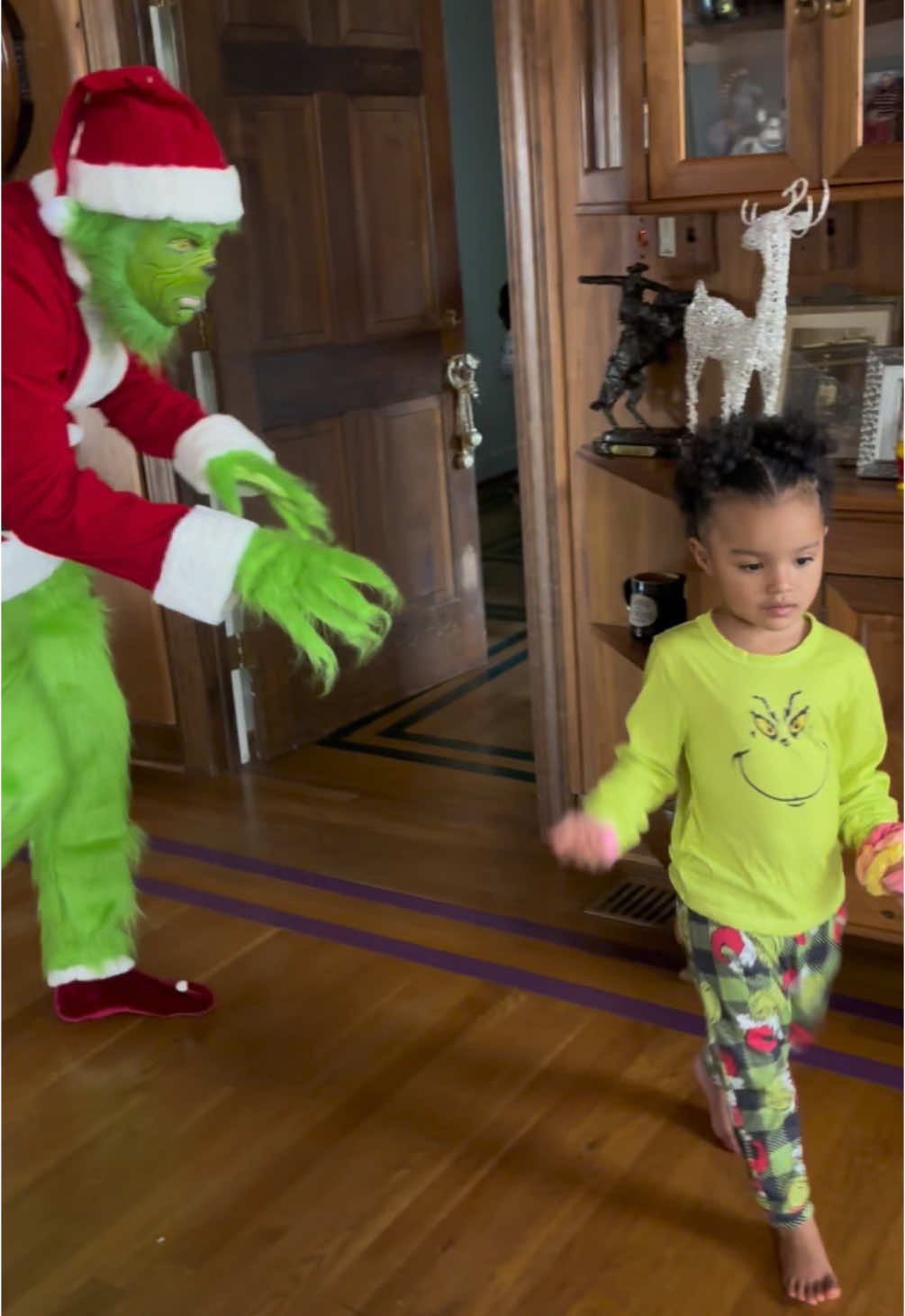 here’s the video with sound 😂 #prank #christmas #funnyvideo #grinch #grinchtiktok #merrychristmas #kidsoftiktok #grinchtiktok #grinchscaringkids #funnyvideo @koliondagreat @MR_Meatloaf 