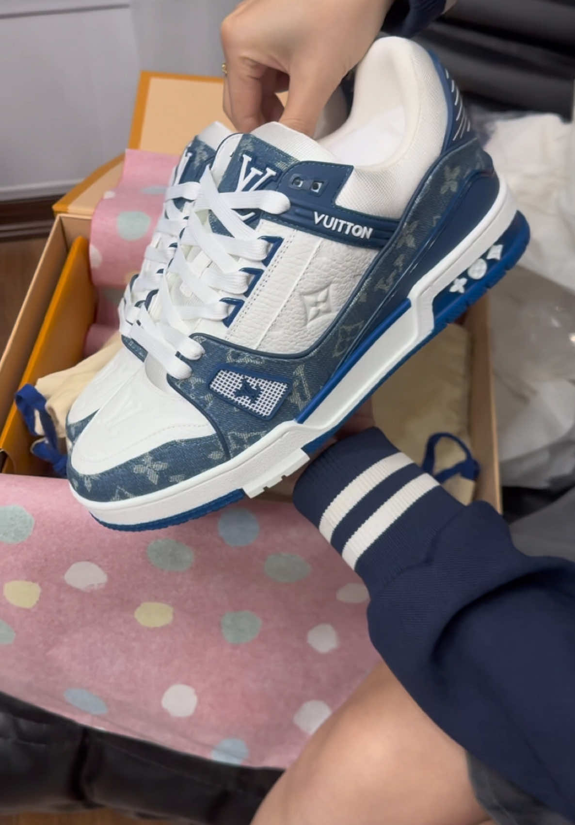 Rồi tự nhiên em trong lòng lo thế nào …. #giaythethao #phoidonam #donamdep #giaysneaker #giaythethaonam #giaylv #lvsneakers #lv54 #giaydep #lvtrainer #xuhuong #giaymoi2025 #thangsneaker 