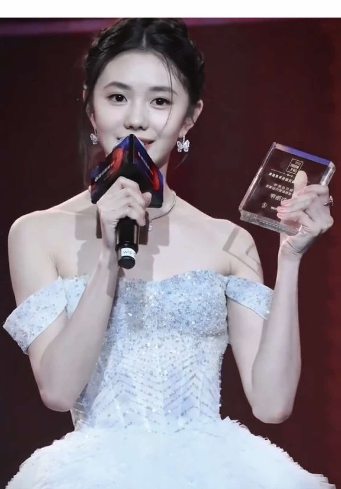 Không đội vương miệng em vẫn là công chúa ❤️👸✨🌟 Bởi chính em là ánh hào quang,toả sáng rực rỡ ————- Vẫn là cái cảm ơn cuối đầu gặp người quen thuộc của cổ ❤️ #LưuHạoTồn #Liuhaocun #刘浩存 #xuhuong #fypシ #viral  #fyp #ti̇ktok 