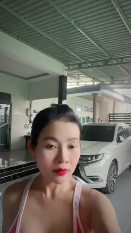 Đi tập tạ một chút cho đôi tay khỏe để bốc vác nha 😍
