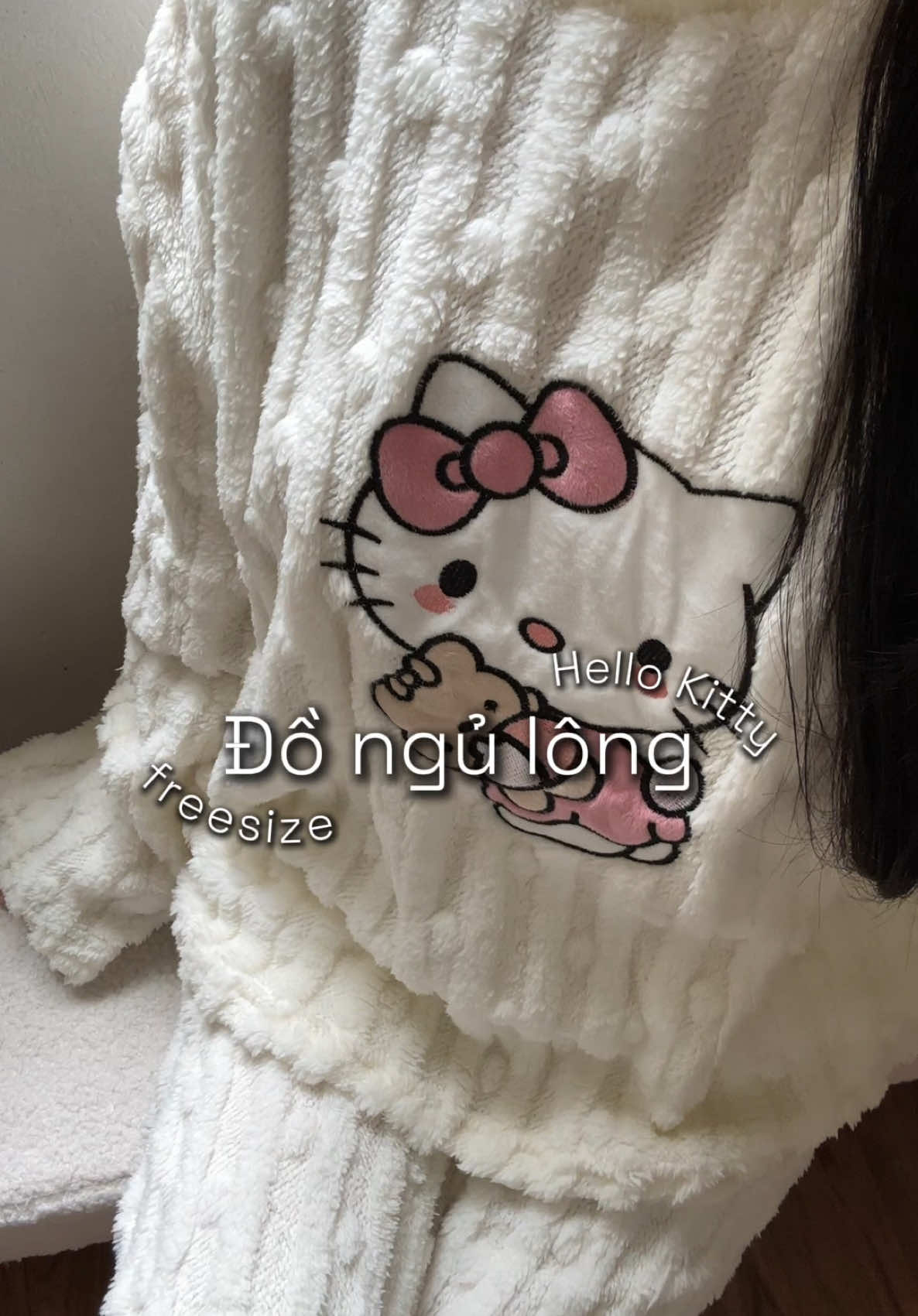 Đồ ngủ lông Hello Kitty xinh iu cho mùa đông ấm áp 💞  #emsocday #dongulong #quanhellokitty #pyjamahellokitty 