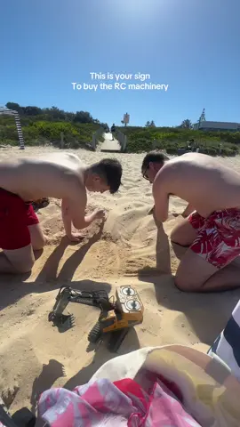 This is your sign to buy the RC machinery for the men in your life to keep them quiet at the beach😅 #rcexcavator #rcdumptruck #beachdays #beach #christmasday #maroubrabeach #boyfriend #brother #fyp @daithimcg00 @Darragh Doherty @DaiGon Mc Gonigle 