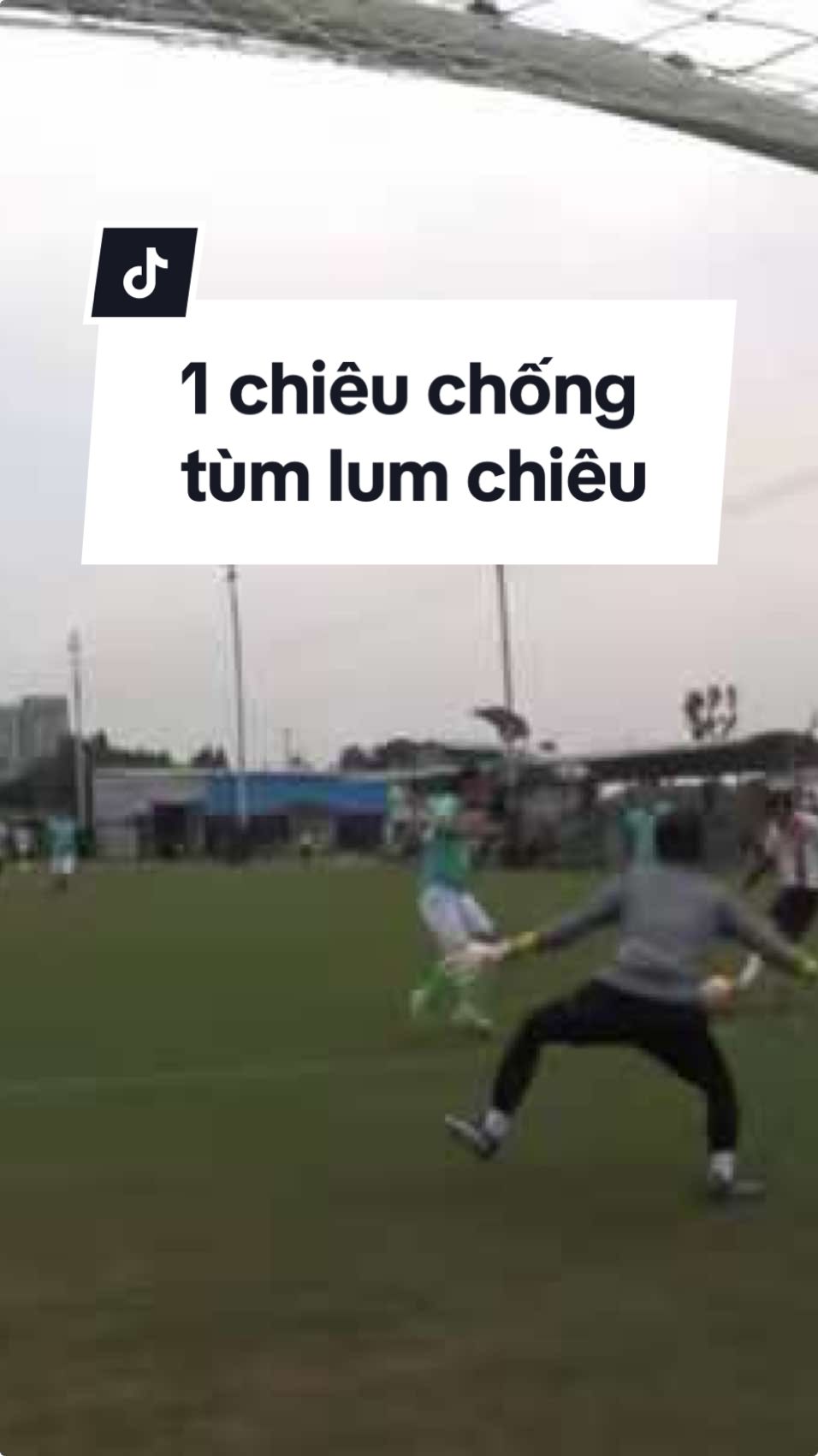 Người ta ra sân bay nhảy, mình ra sân toàn lăn, lê, bò, trườn  #goalkeeper #goalkeepersaves #football #bongda #tr1yoyo