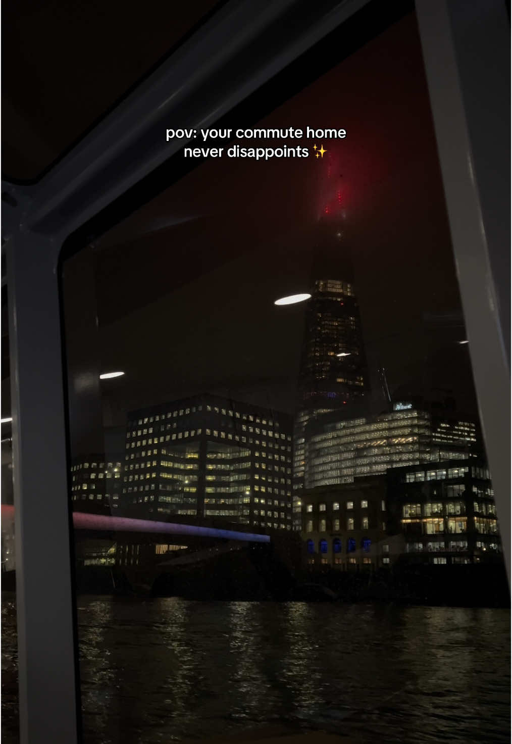 When your commute home serves main character energy 💁‍♀️🌊 #explorepage #londonnye #TikTokTrends #fypage #visitlondon #uberboat #nyefireworkslondon #londonnyefireworks #viralvideos #boats #londonatnight #londonattractions 