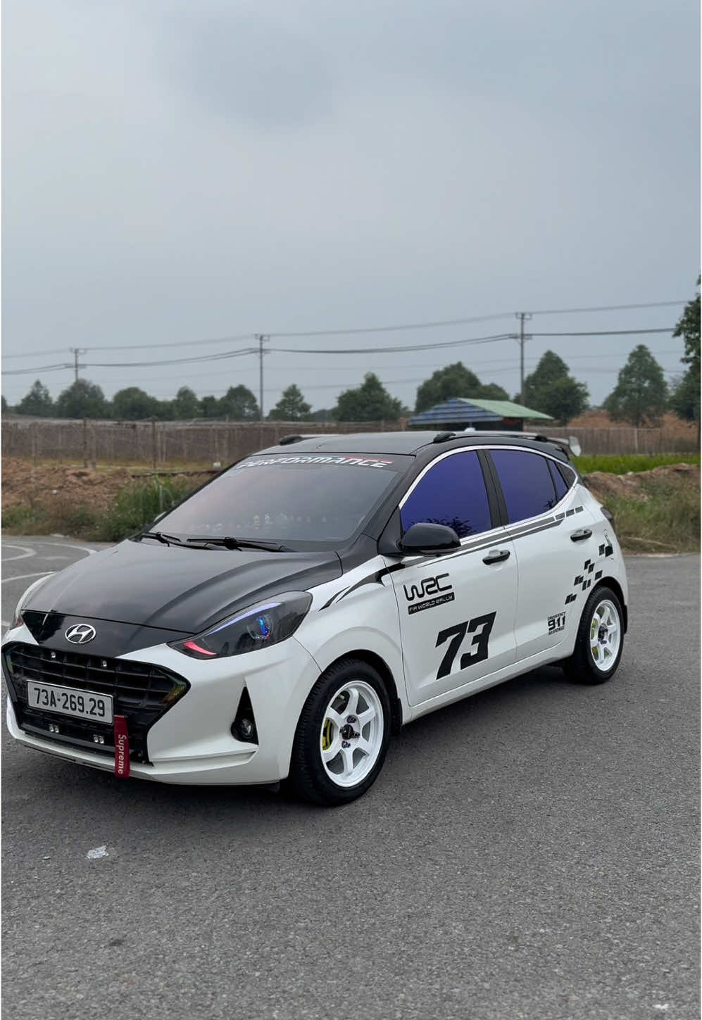 I10 này chiến quá. Chiến từ dàn chân tới nóc luôn 😜😜😜 #datdanxe #wrapdoimauxeoto #wrapcar #danfilmcachnhiet #dannocdenbong #domamxehoi #hyundaii10 #grandi10hatchback #i102022 #i10hatchback 