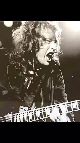 The Razors Edge 💿 Fire Your Guns 🎙 #acdc #therazorsedge #fireyourguns #brianjohnson #angusyoung #malcolmyoung #legend #hardrock #annees90 #1990 #musique #musiquetiktok #musica #foruyou #pourtoi #pourtoii #vues #visibilité #steffylarlesienne 