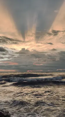 berisiknya ombak lebih tenang dari pada berisiknya manusia #fyp #abcxyz 