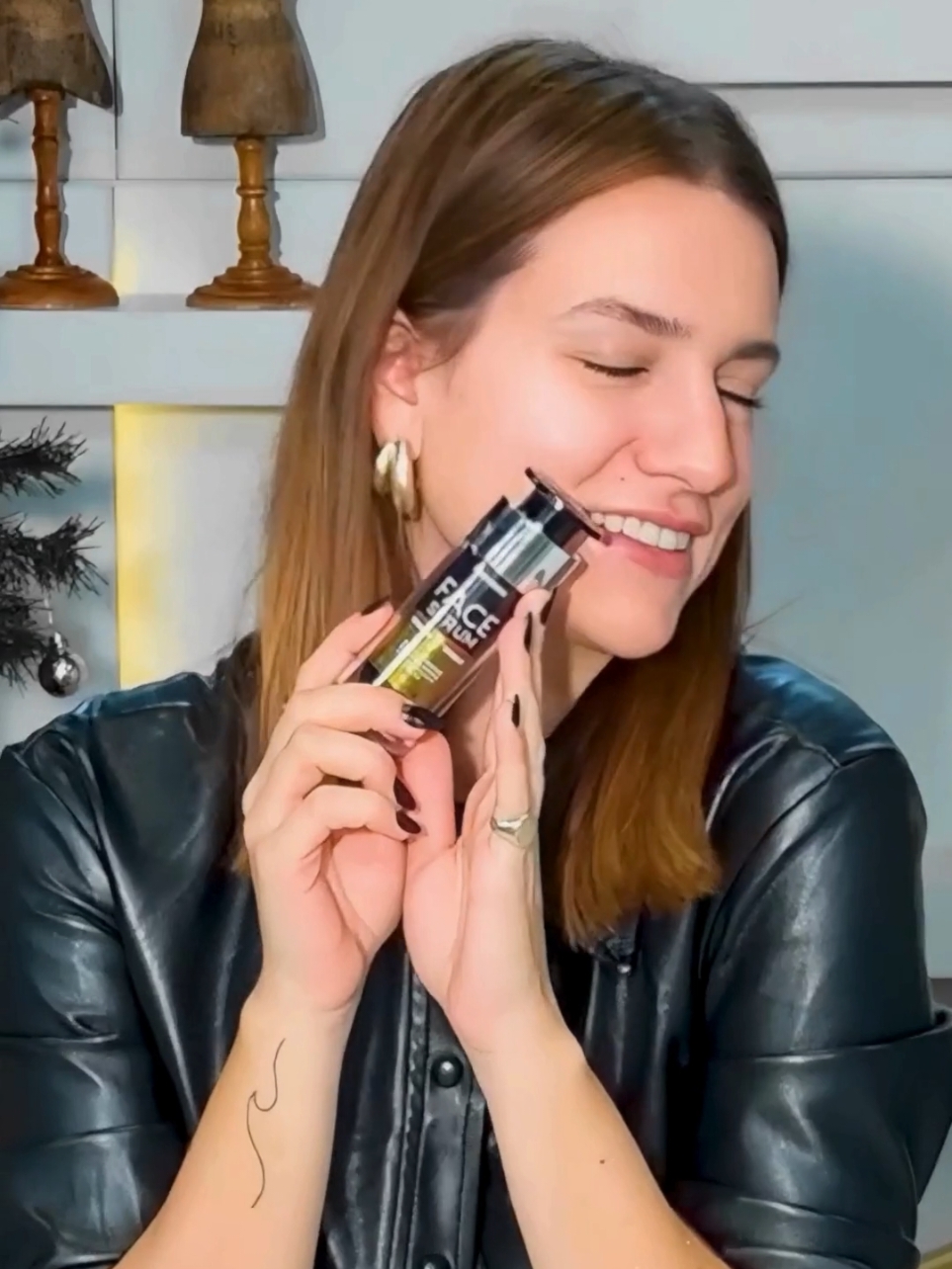 💛 Αποχαιρετάμε το 2024 και υποδεχόμαστε την νέα χρόνια πιο λαμπερές από ποτε χάρη νέο Face Serum με Vitamin C της @frezyderm ! O νέος αυτός όρος λάμψης και ανανέωσης εμπεριέχει ένα 3πλο σύμπλεγμα δράσης βιταμίνης C για φωτεινή και ξεκούραστη επιδερμίδα χωρίς θαμπή όψη, πανάδες, δυσχρωμίες και λεπτές γραμμές! ⭐✨ #tlife #FaceSerum #Frezyderm #VitaminC #skincare #winter #asmr 