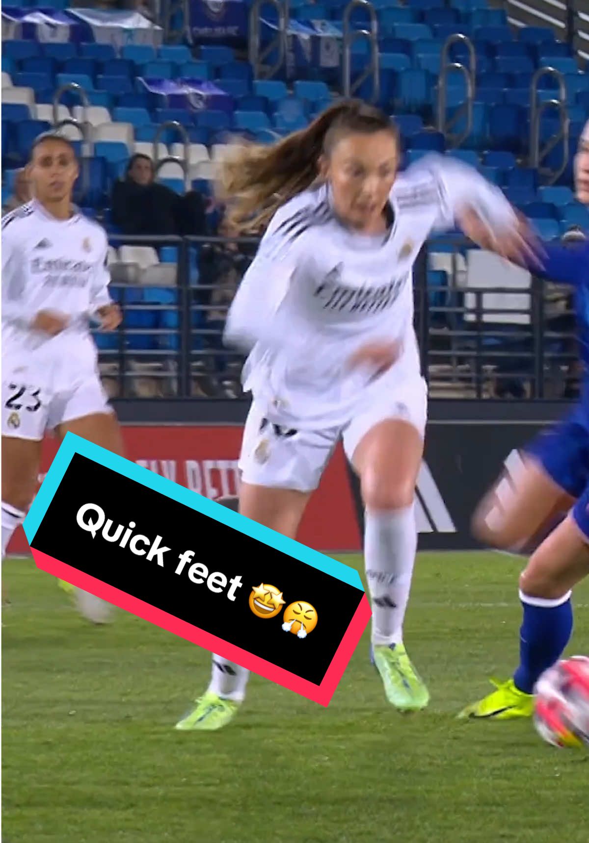 Quick feet from Weir 🌪️😮‍💨 #UWCL #championsleague #realmadridfc #realmadridfemenino #carolineweir #WomensFootball 