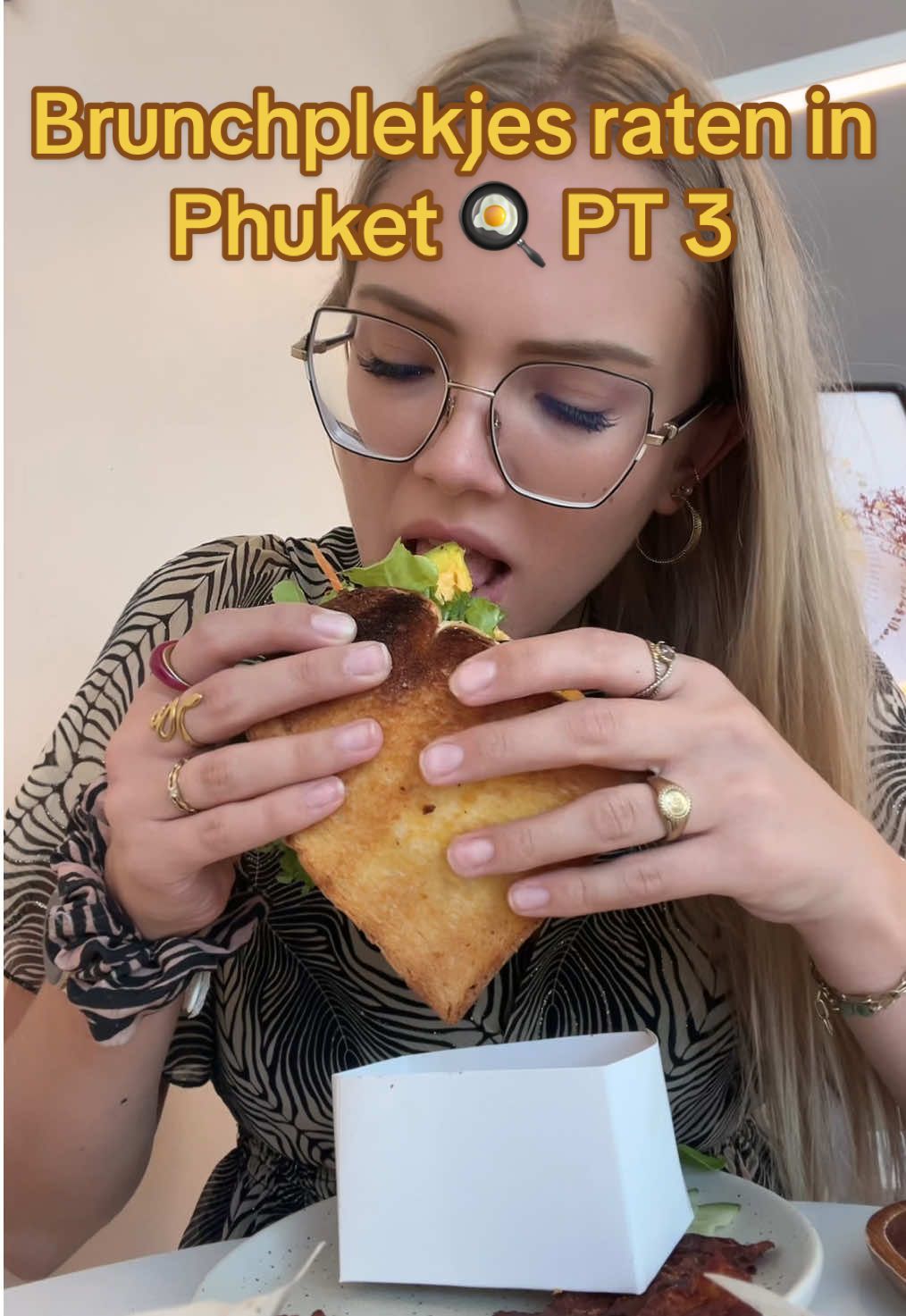 🍳De beste brunchplekjes in Phuket 📍Loof Garden Home Café 🏖️ Op deze video was ik de rating vergeten dus bij deze: 💰Dit is wat ik ervoor betaald heb: €8 (veruit de goedkoopste van deze reeks!) 🥪Eten en drinken: ⭐️⭐️⭐️⭐️/5 🏠Sfeer en gezelligheid: ⭐️⭐️⭐️⭐️/5 Al bij al dus mega content over deze! #loof #brunch #brunchen #ontbijt #lunch #breakfast #phuket #thailand #rating #Foodie #goeiemorgenmiddag #brunchtips 