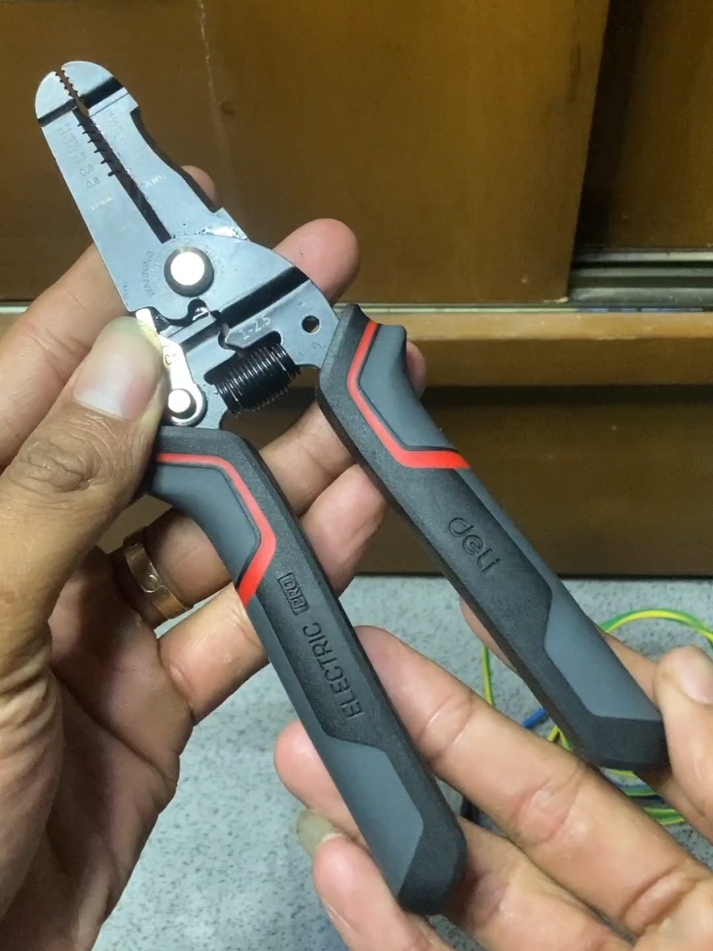 Tang Kupas Potong Kabel, dengan 1 alat ini kalian akan mendapatkan beberapa fungsi. Seperti mengupas, memotong, membengkokkan kabel dapat dengan mudah dilakukan dengan satu alat ini #tang #tangpotong #tangkabel #deli #tangkupaskabel #alatpotong #teknisilistrik #alatlistrik #fyp #viralvideo #racuntiktok 